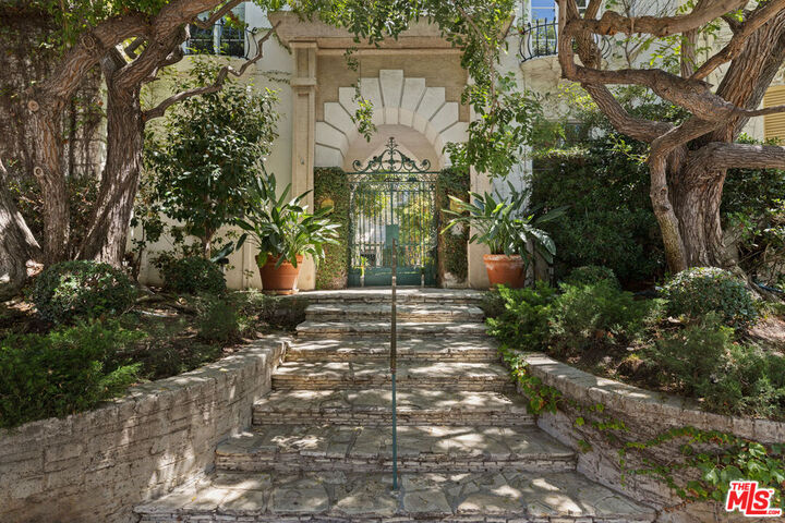 Property Photo:  450 N Sycamore Ave, Unit 4  CA 90036 