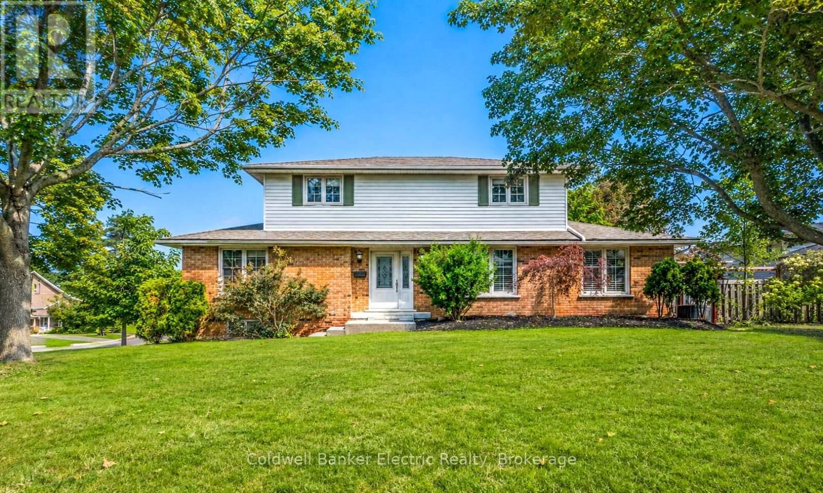Property Photo: 958 Smithside Court ON K9J 8E2