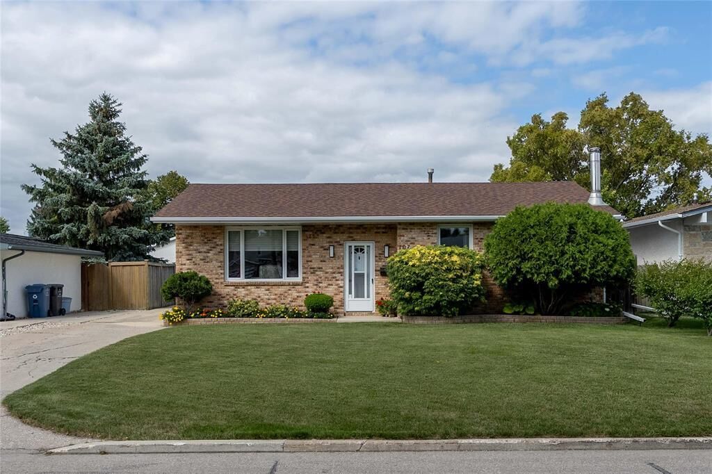 Property Photo:  107 Thunder Bay  MB R2M 4S1 