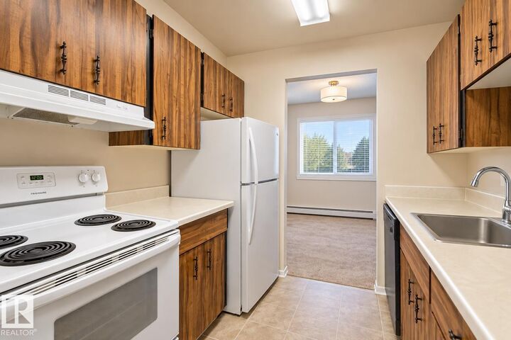 Property Photo:  18204 93 Avenue NW 402  AB T5T 2V2 