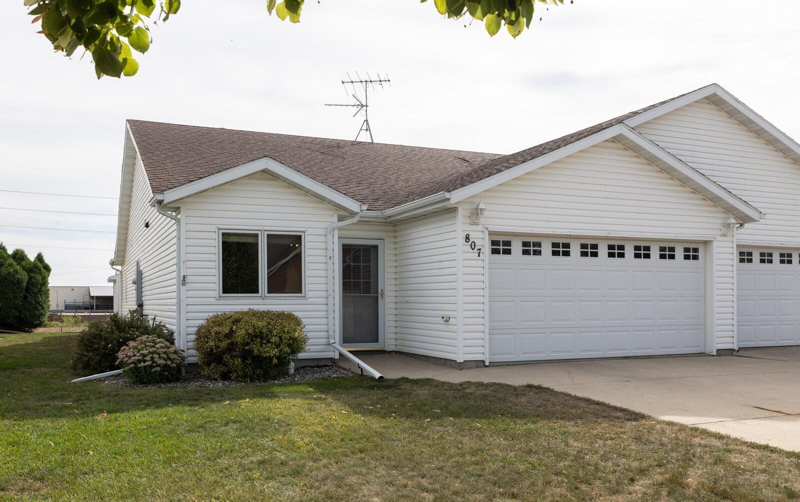 Property Photo:  807 Morningside Drive  ND 58012 