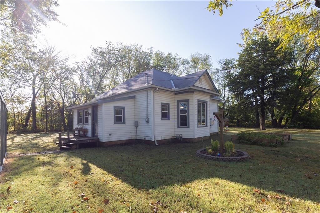 Property Photo:  729 N Neosho Street  KS 67335 
