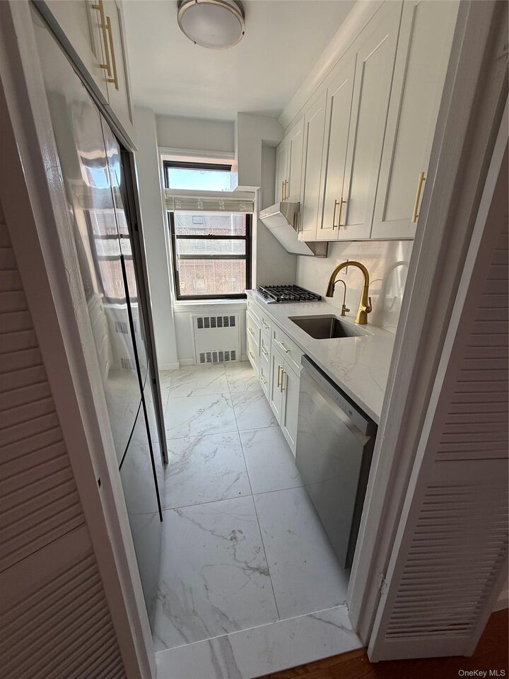 Property Photo:  139-10 28th Road 6C  NY 11354 