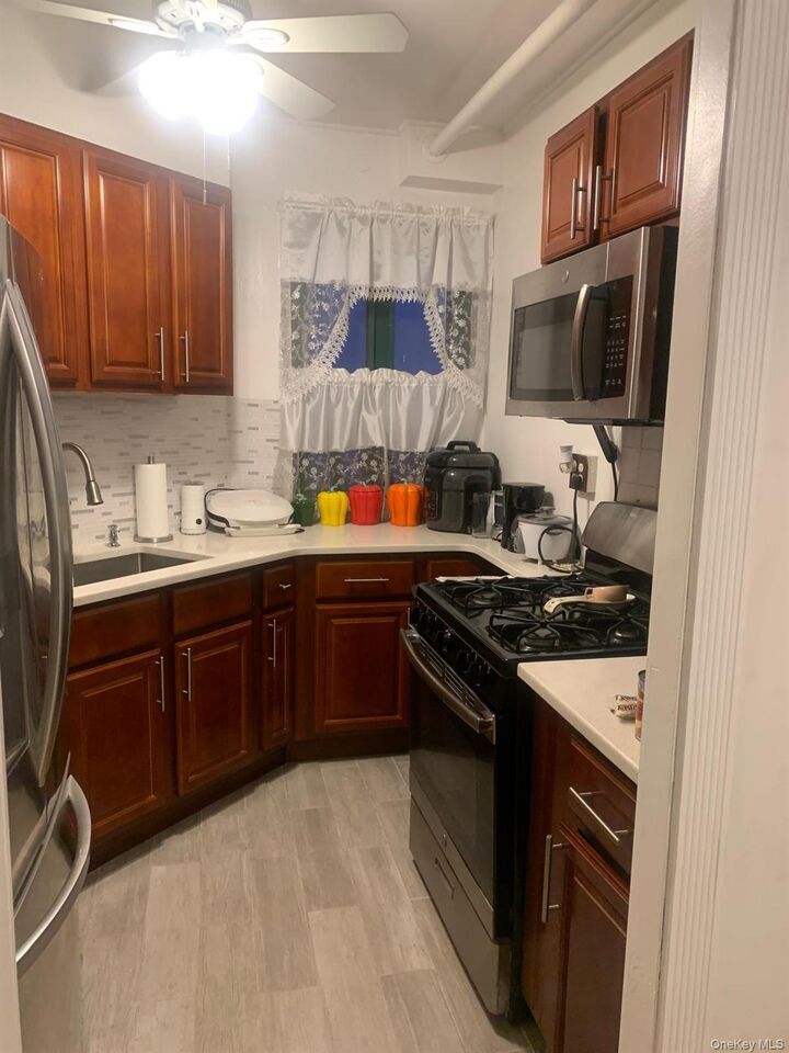 Property Photo:  1700 Metropolitan Avenue 6D  NY 10462 