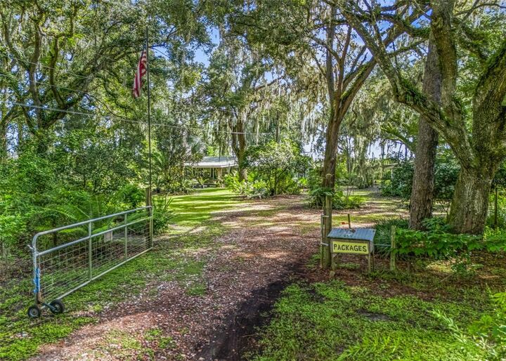Property Photo: 1295 N US 301 FL 33585