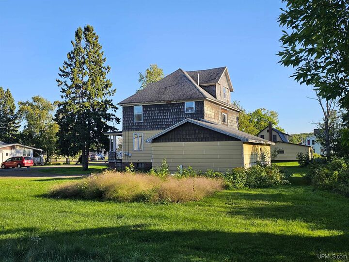 Property Photo: 36 7th Street MI 49963