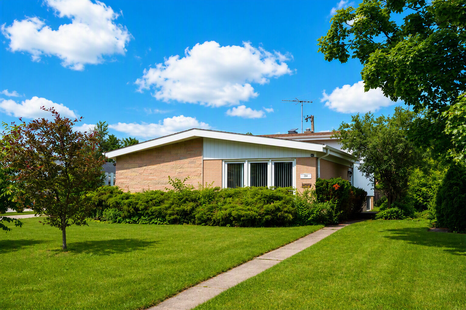 Property Photo:  54 Fernwood Drive  IL 60025 