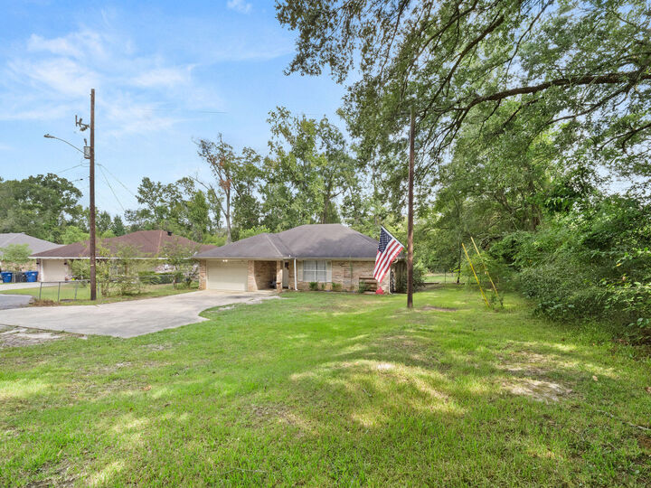 Property Photo:  1524 Maple  LA 70634 