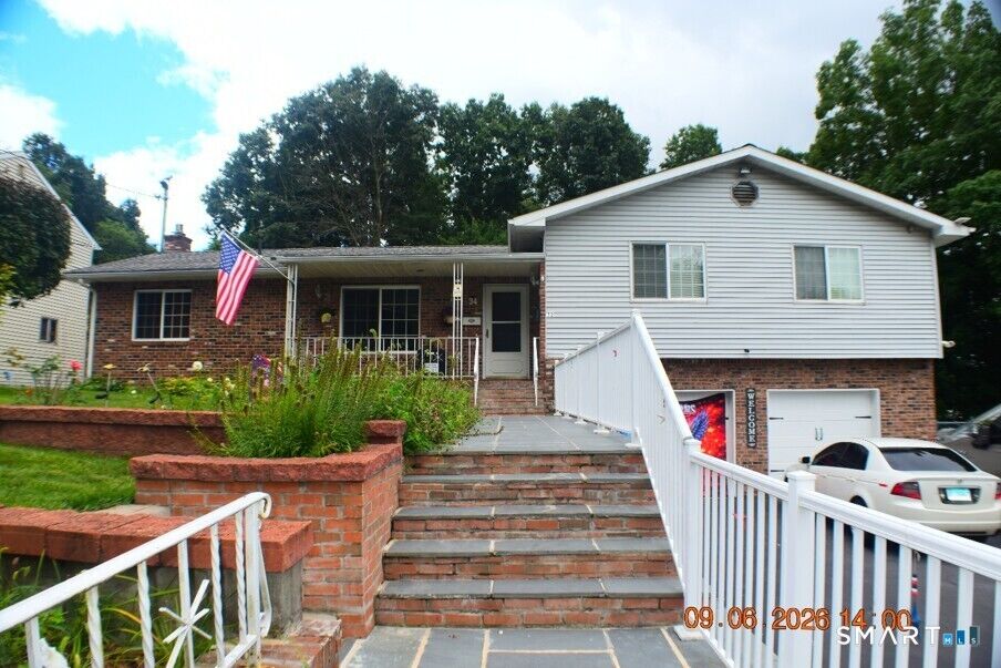 Property Photo:  32 Garden Hill Circle 32  CT 06704 