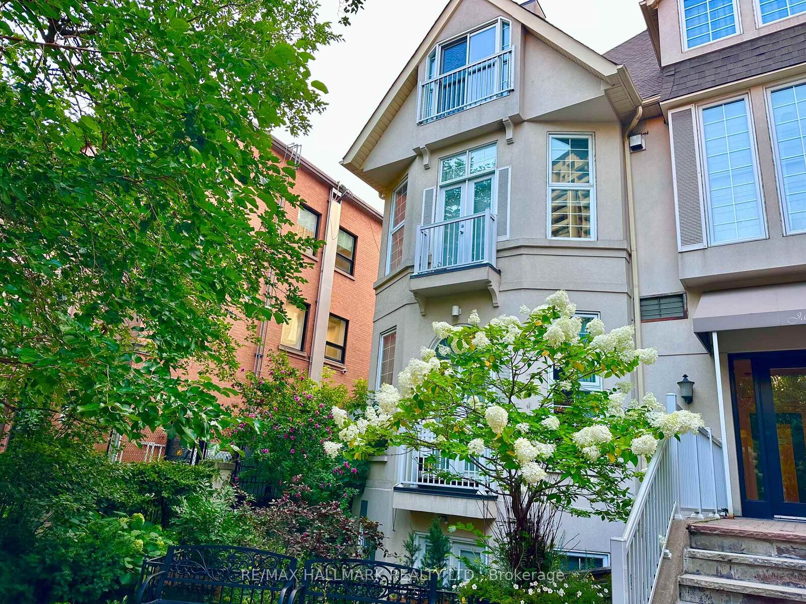 Property Photo:  539 Jarvis Street Gt9  ON M4Y 2H7 