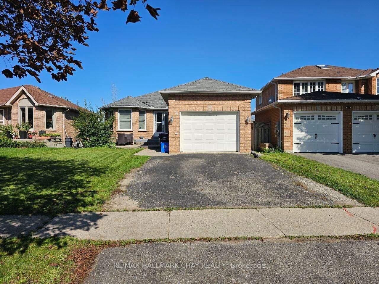 Property Photo: 23 Morton Crescent ON L4N 7T4