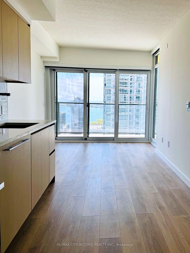 Property Photo:  1 Concord Cityplace Way 1906  ON M5V 0T5 