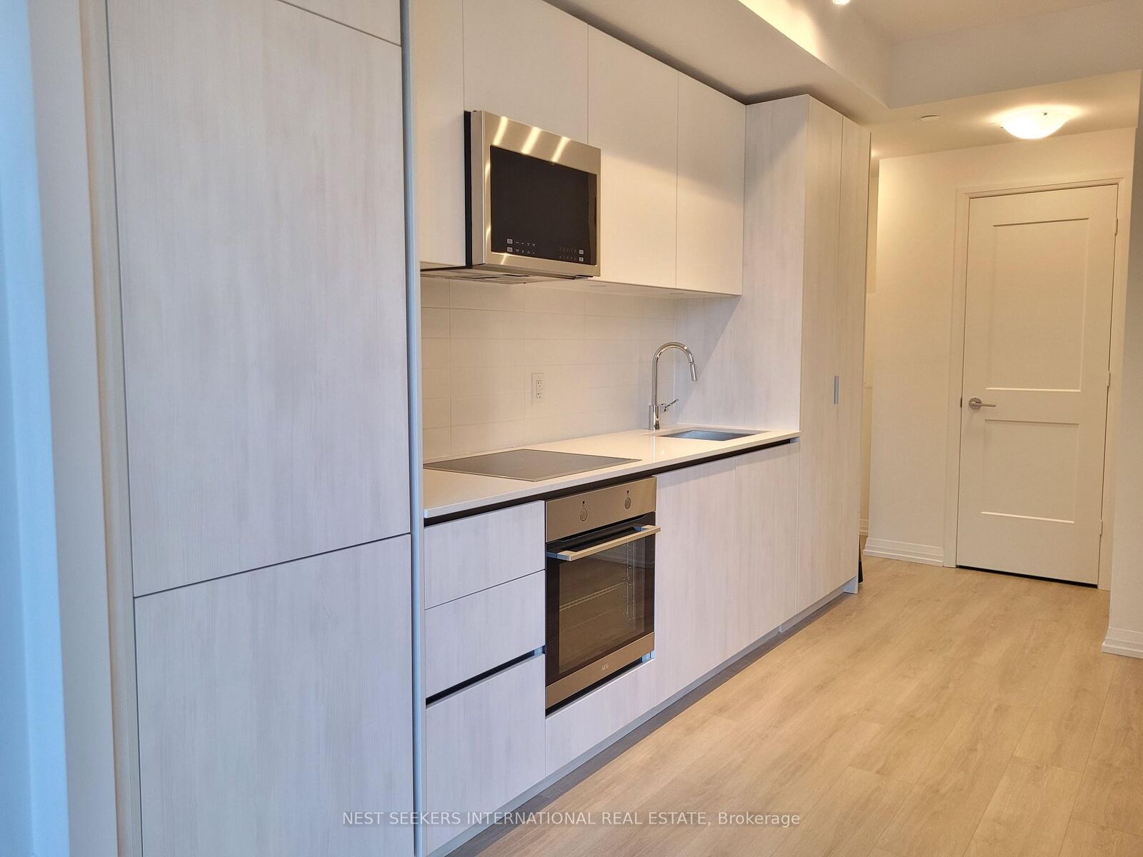 Property Photo:  8 Widmer Street 2001  ON M5V 0W6 