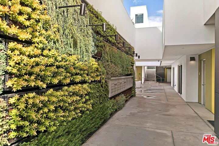 Property Photo: 1433 14th St, Unit 15 CA 90404