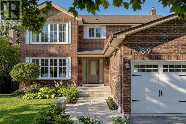 Property Photo:  1819 Friar Tuck Court  ON L5K 2L4 