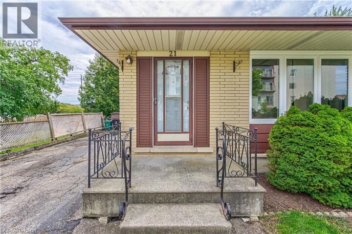 Property Photo: 21 Vicmount Drive ON N2M 2A2