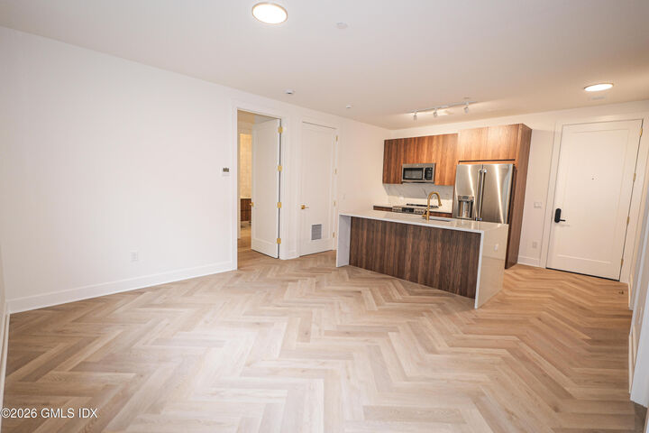 Property Photo:  100 E Putnam Avenue 206  CT 06807 