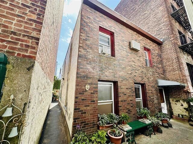 Property Photo:  175 Manhattan Ave 1  NJ 07307 