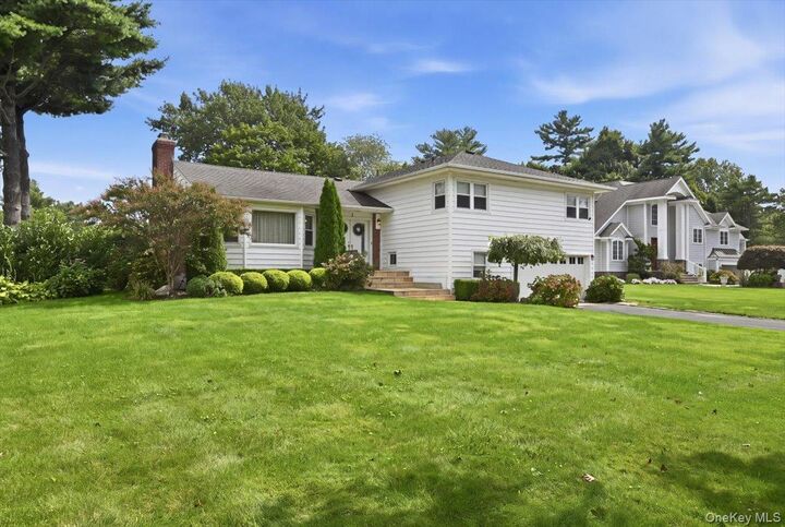Property Photo:  3 Maplewood Lane  NY 11576 