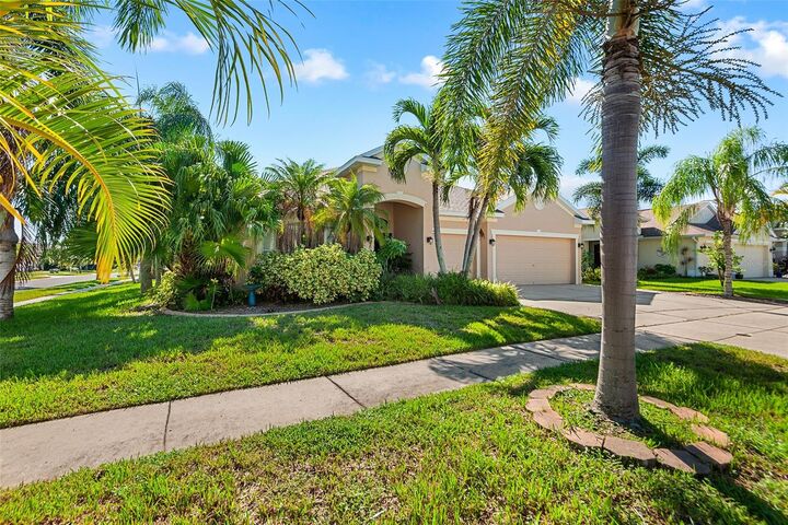 Property Photo: 443 York Dale Drive FL 33570