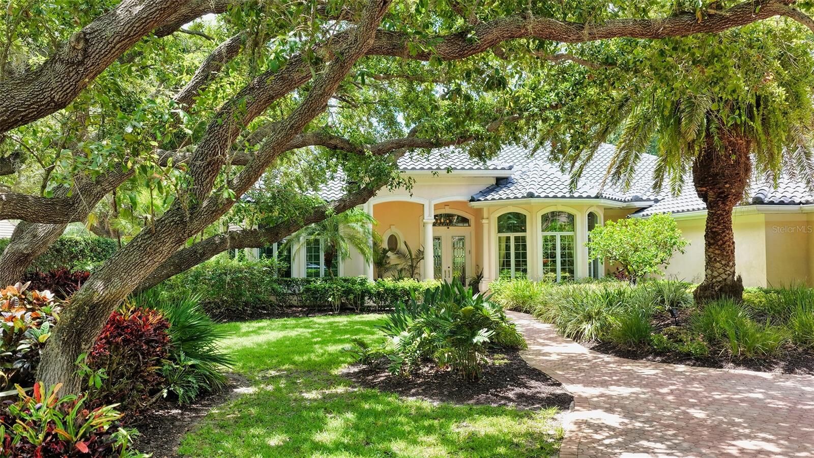 Property Photo: 402 Macewen Drive FL 34229