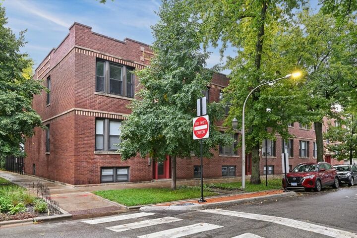 Property Photo:  2920 W Berteau Avenue 2  IL 60618 