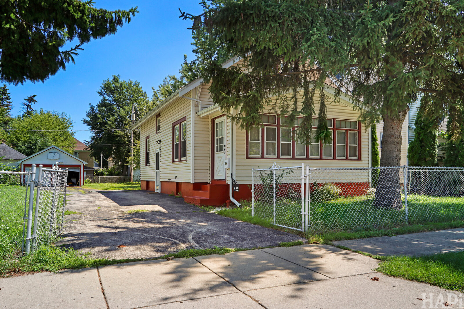Property Photo:  825 N Ash Street  IL 60085 