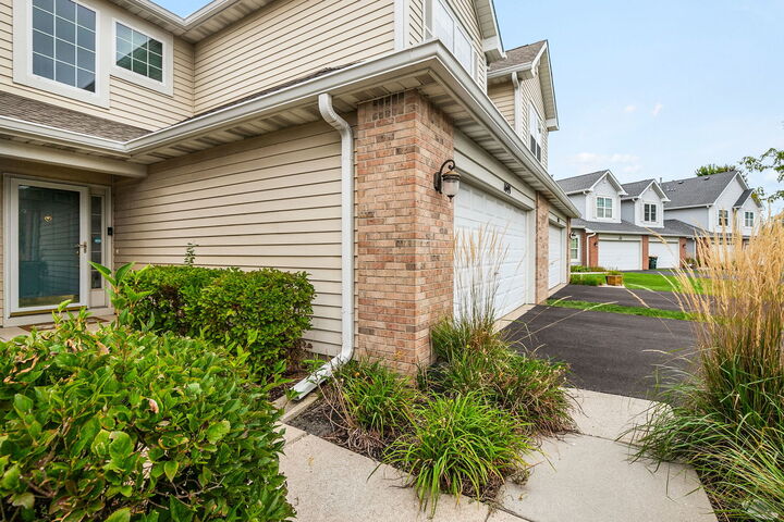 Property Photo: 1693 S Candlestick Way 1693 IL 60085