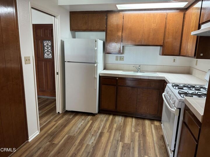 Property Photo:  48 S Oak Avenue 6  CA  