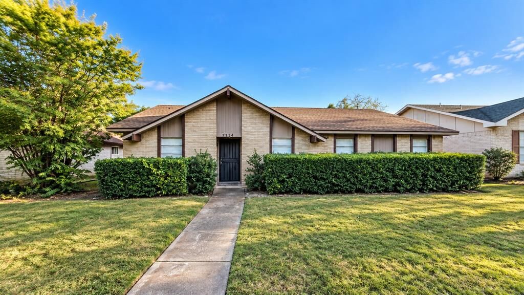 Property Photo: 7114 Chinaberry Road TX 75249