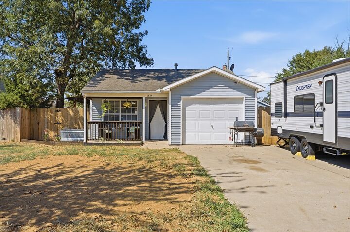 Property Photo:  1434 S B Street  AR 72756 