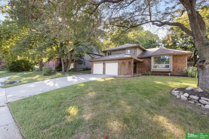 Property Photo: 910 Wolf Lane NE 68005