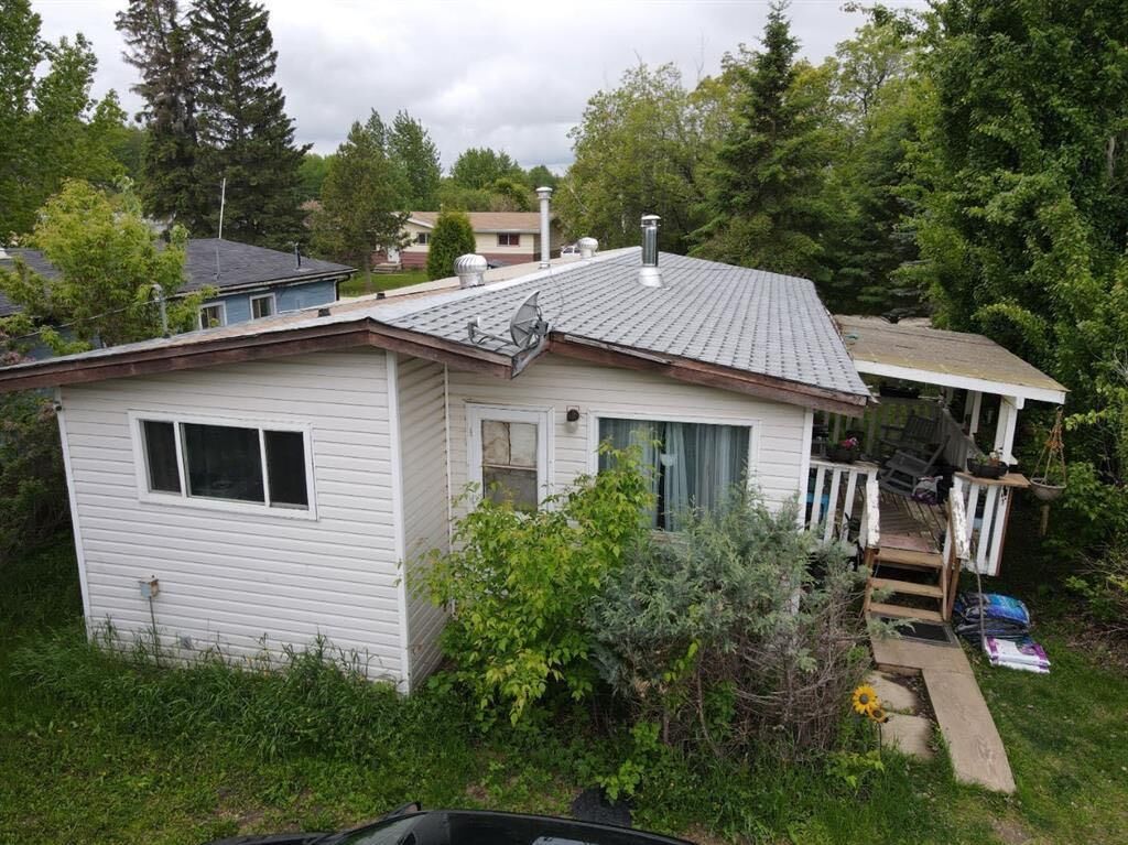 Property Photo:  1007 1st Avenue  AB T0G 0W0 