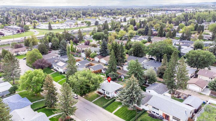 Property Photo:  723 Canfield Place SW  AB T2W 1K7 