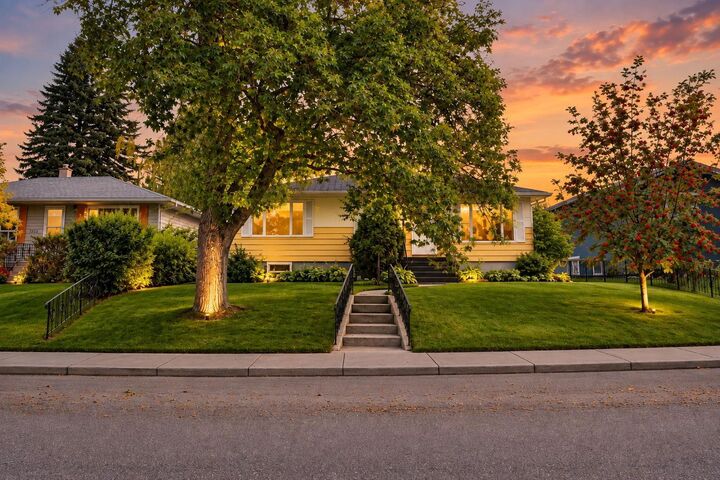 Property Photo:  3216 27 Street SW  AB T3E 2G8 
