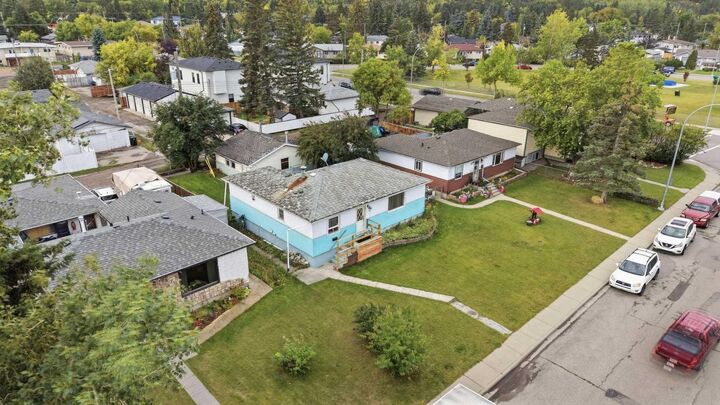 Property Photo:  7711 39 Avenue NW  AB T3B 1X4 