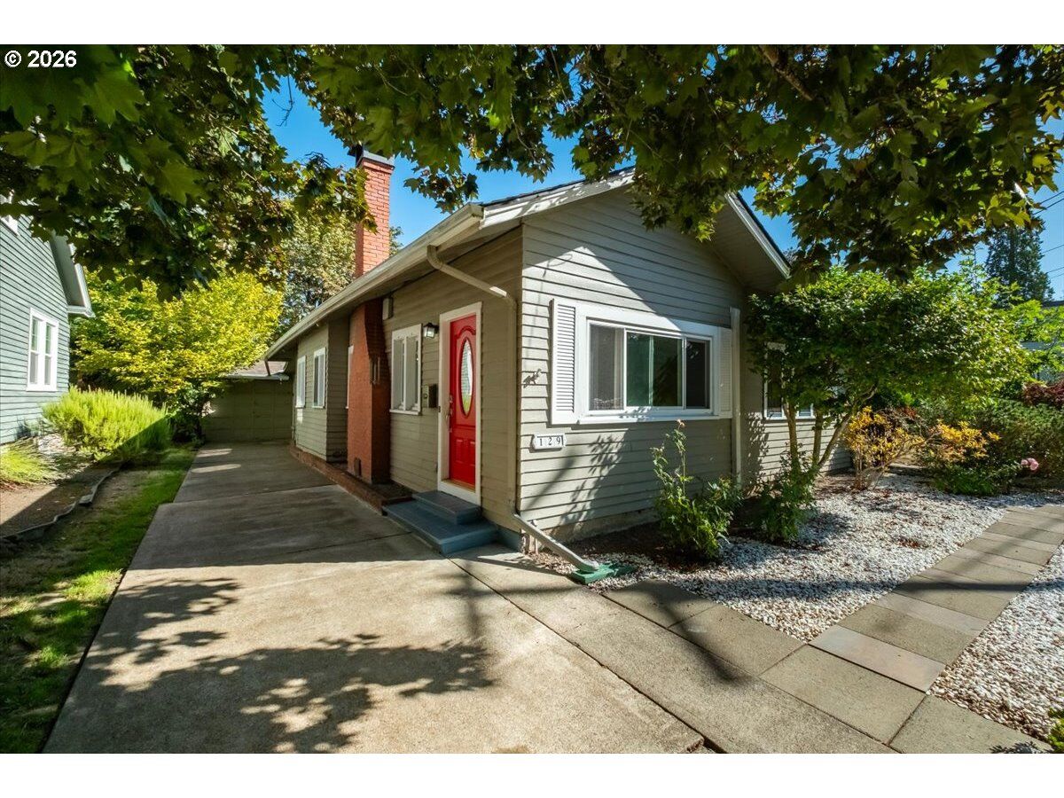 Property Photo:  129 NW 11th St  OR 97330 
