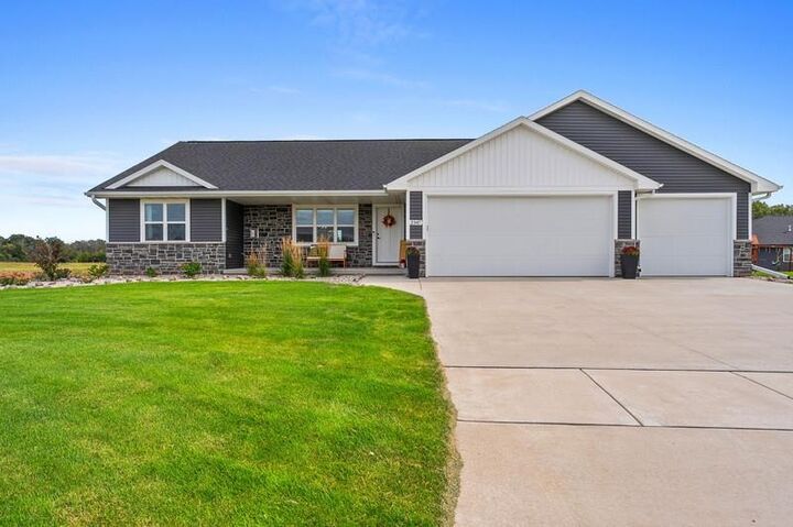 Property Photo:  2347 Tigerwood Trail  WI 54115 