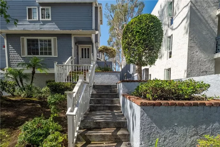 Property Photo:  313 N Broadway 9  CA 90277 