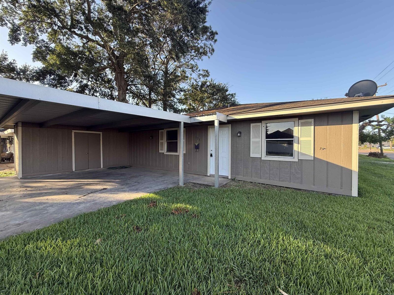 Property Photo:  104 S 5th  TX 77627 