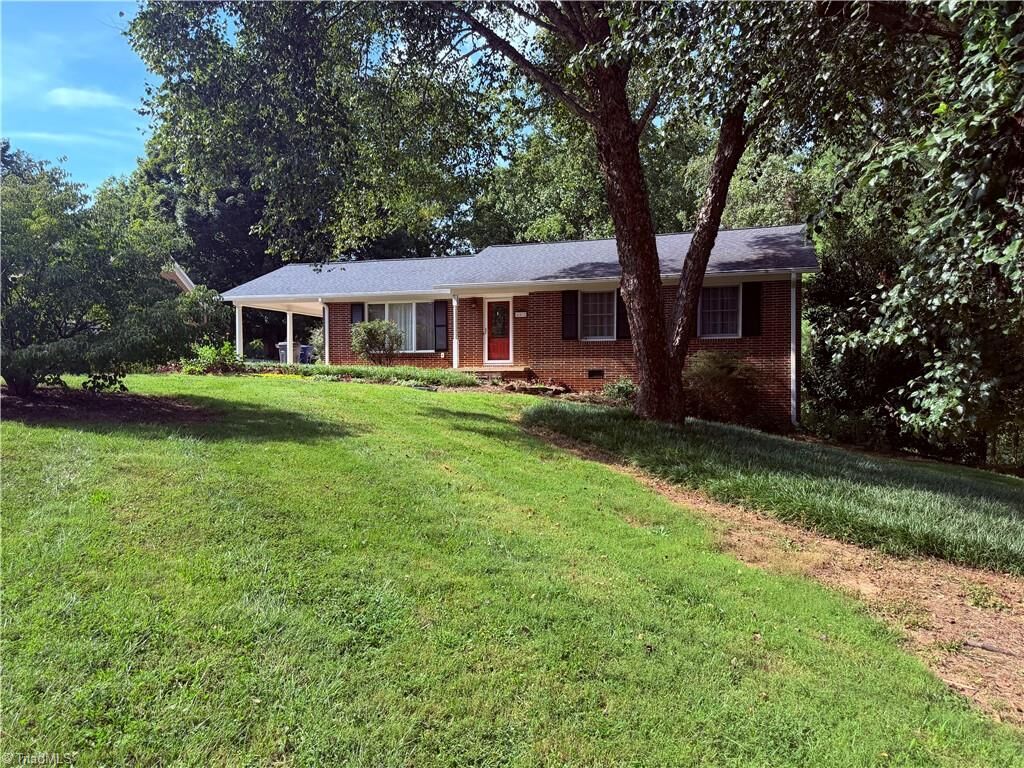 Property Photo: 802 Woodland Boulevard NC 28697