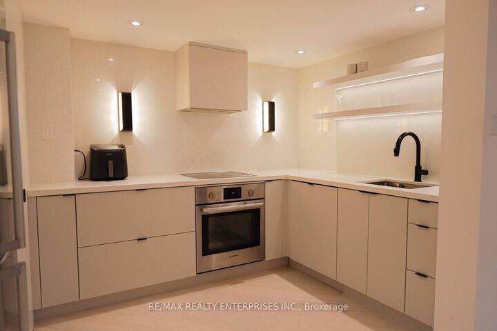 Property Photo:  38 Elm Street 600  ON M5G 2K5 