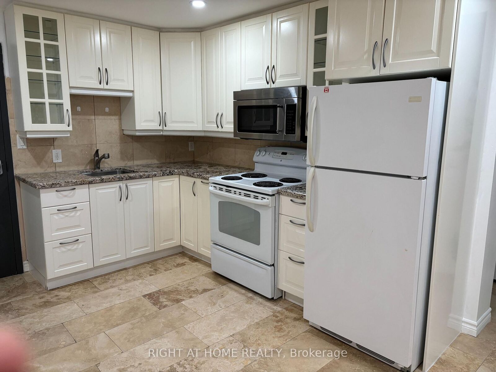 Property Photo:  611 Gerrard Street E Unit 8  ON M4M 1Y2 