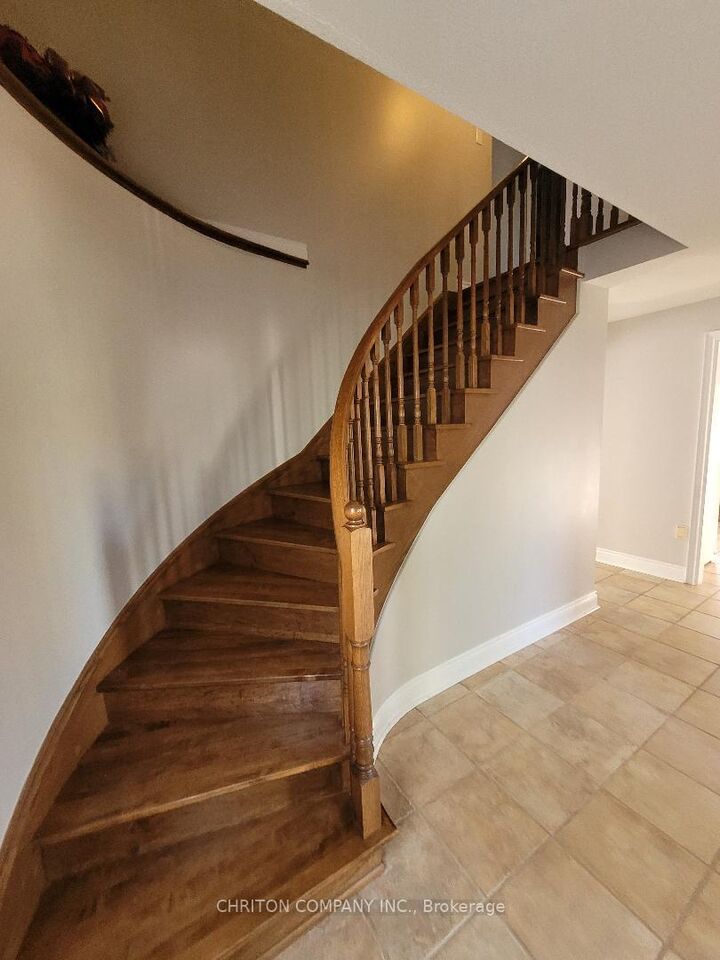 Property Photo:  1078 Lovingston Crescent  ON L4W 3M6 