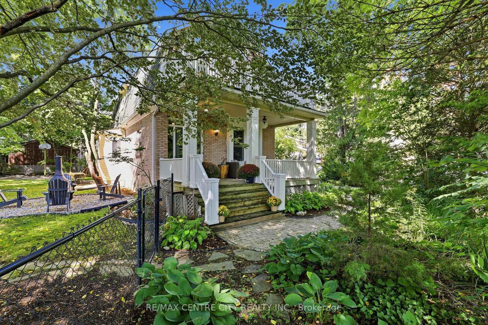 Property Photo:  102 Walnut Street  ON N6H 1C4 