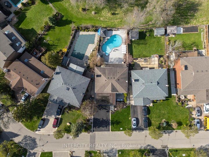 Property Photo:  61 Golfwood Heights  ON M9P 3L8 