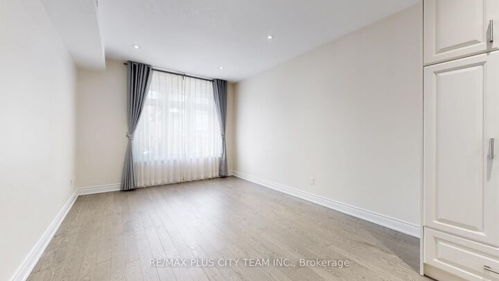 Property Photo:  381 Ontario Street 2  ON M5A 2V8 
