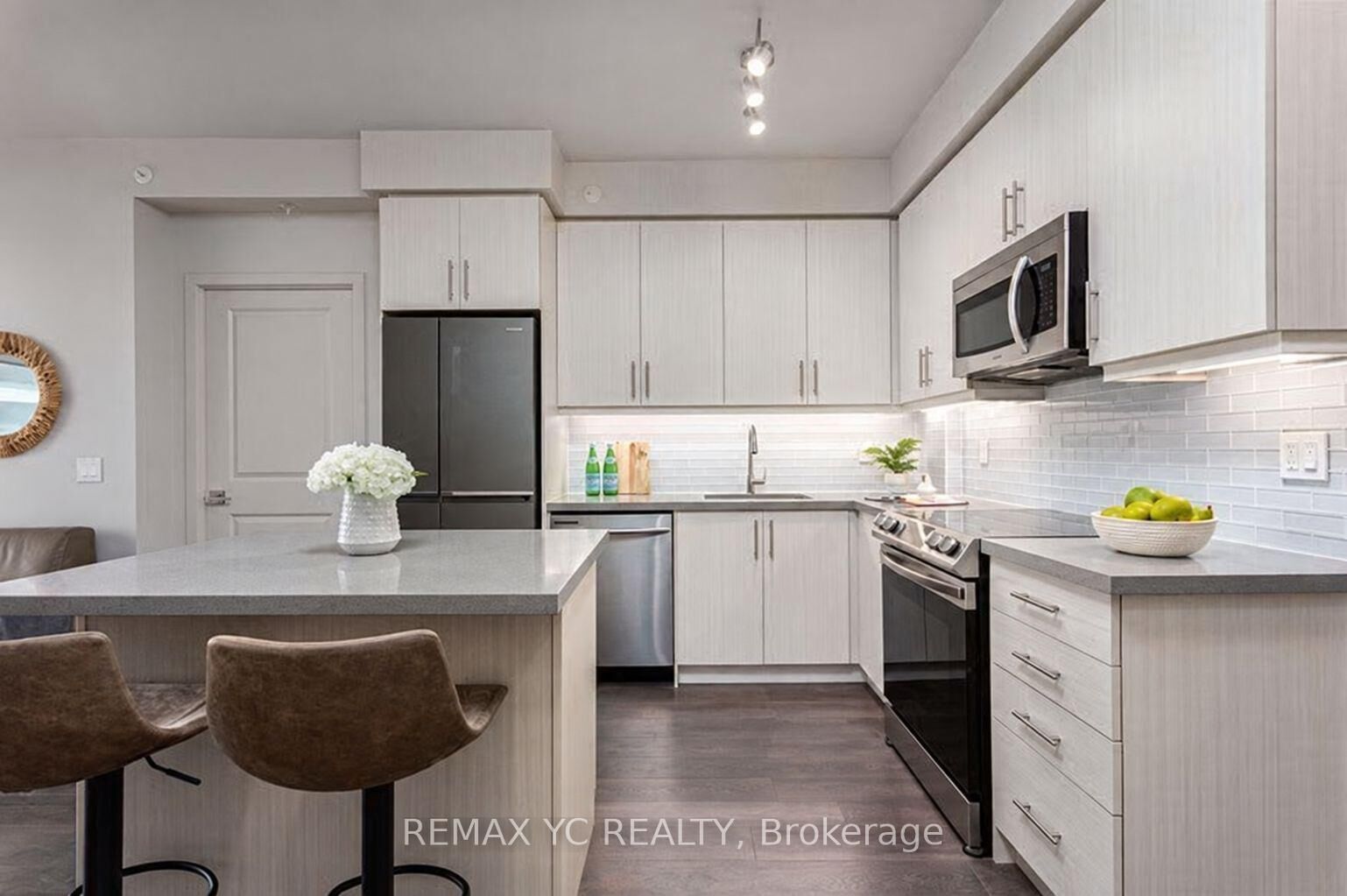 Property Photo:  75 Oneida Crescent 1012  ON L4B 0H3 