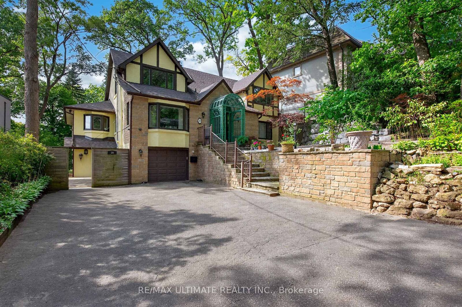 Property Photo:  39 Riverside Crescent Upper  ON M6S 1B5 