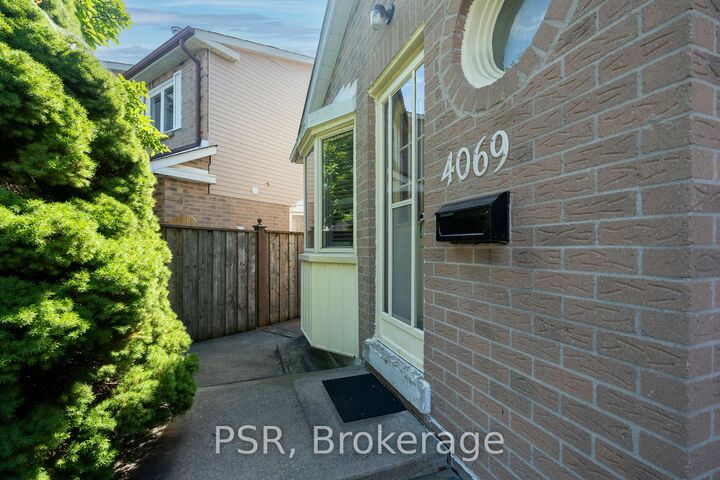 Property Photo:  4069 Chelmsford Court  ON L5B 2X2 